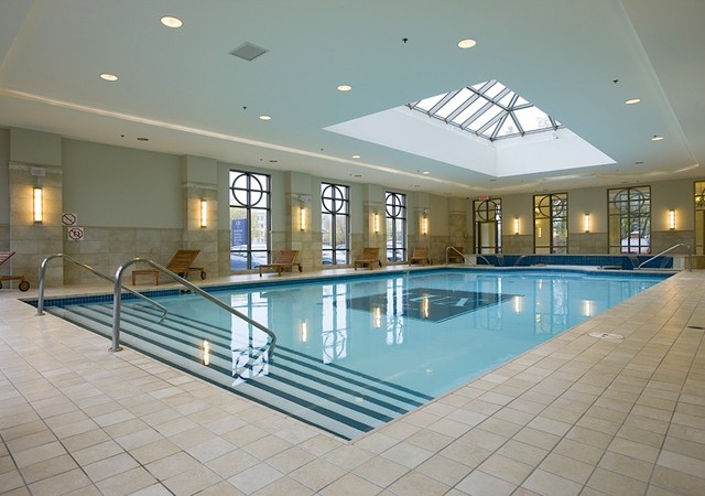 Piscine intérieure avec grandes fenêtres