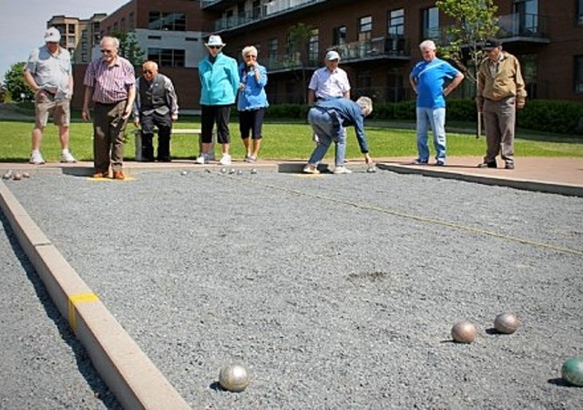 Manoir Brossard Résidents jouant à la pétanque