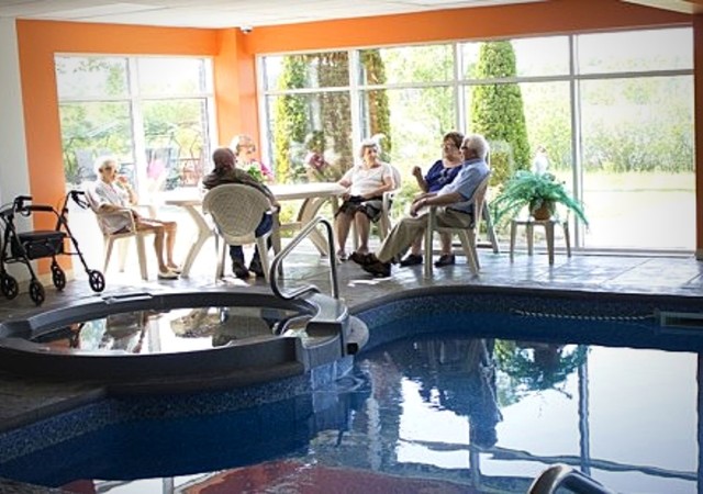 Manoir Granby Résidents s'amusant près de la piscine intérieure