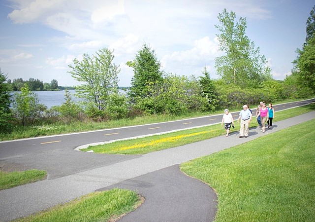 Manoir Granby Résidents se promenant au bord du lac
