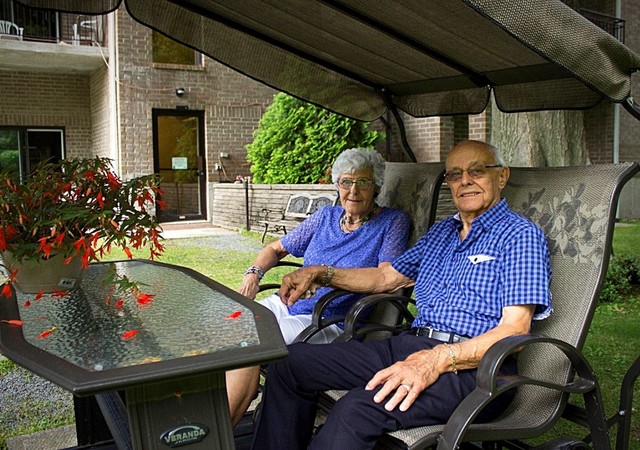 Manoir St-Hilaire Résidents profitant de la balançoire