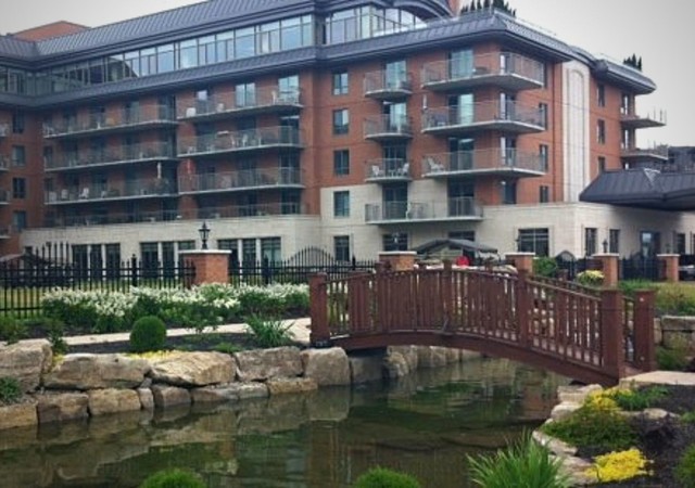 Manoir Sainte-Julie Magnifique rivière et petit pont pour rejoindre l'entrée principale